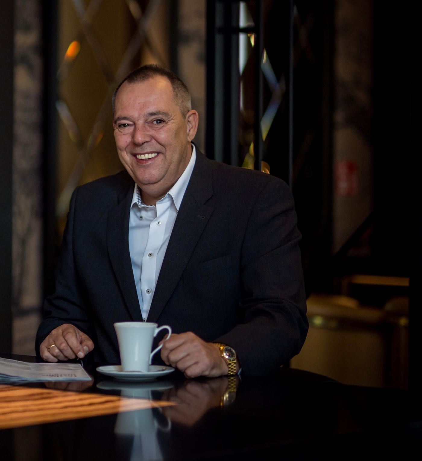 Oliver Fischer im Café